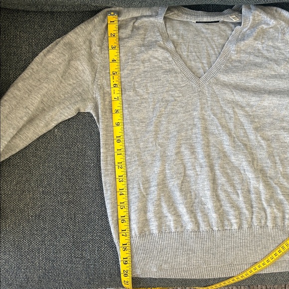 Buck Mason featherweight cashmere vneck sweater - Picture 6 of 6